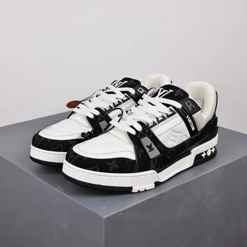 ◆Louis Vuitton 23AW◆ルーズフィット フーディ/ White Black◆ LOUIS VUITTON Rivoli Sneakers 'White Plaid with Black Side